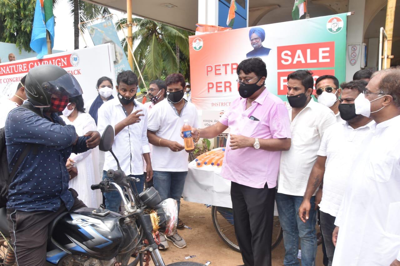 Campaign by Congress Committee in protest of the hike in petrol and diesel prices