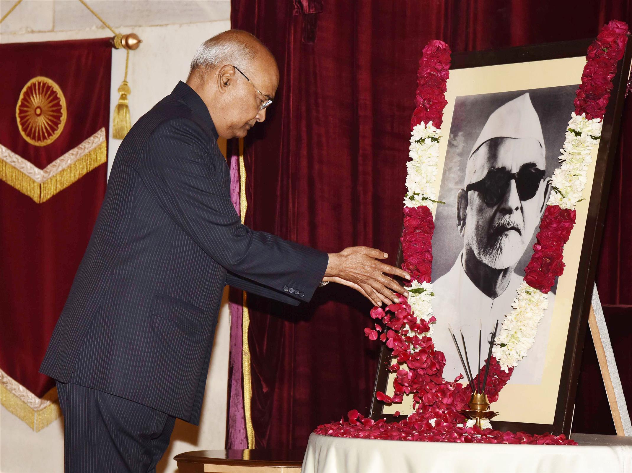 President of India pays floral tributes to Dr. Zakir Hussain on his birth anniversary 