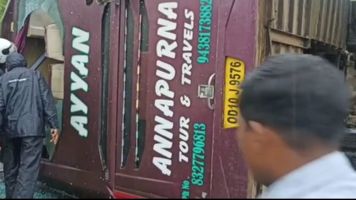 Bus ferrying wedding party topples in Koraput; 1dead