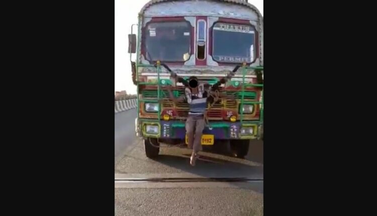 Theft accused tied to the front of truck in Kendrapara