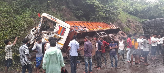 Truck driver loses control, collides with seven other vehicles