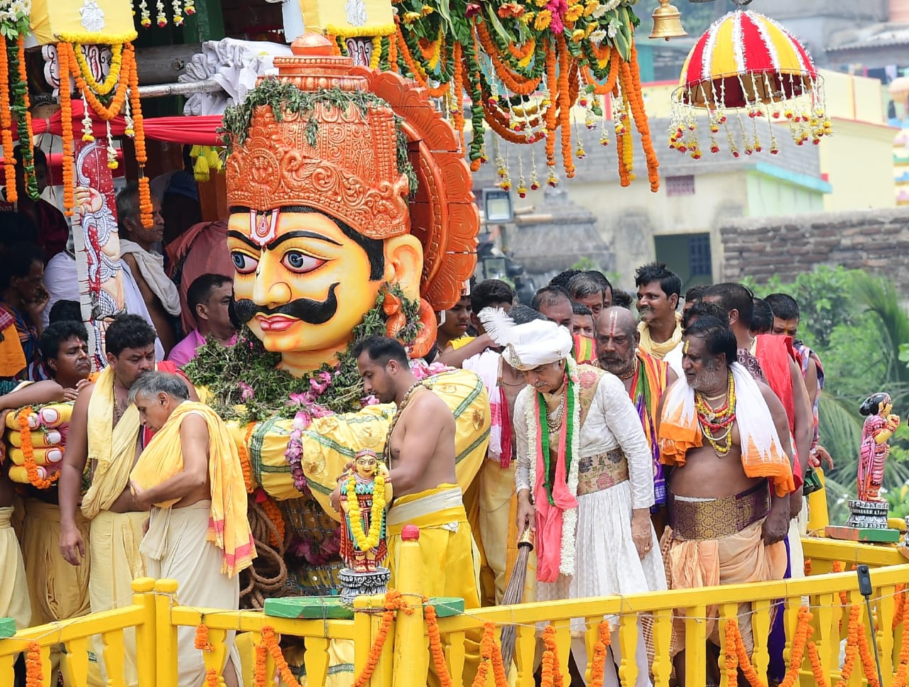 Rath Yatra 2022: Gajapati Maharaja conducts Chera Pahara in chariots