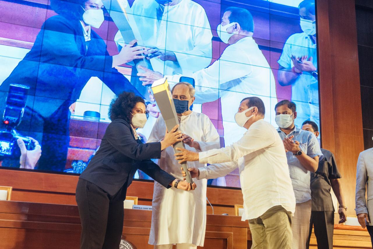 CM Hands Over Relay Torch to Padmini Rout