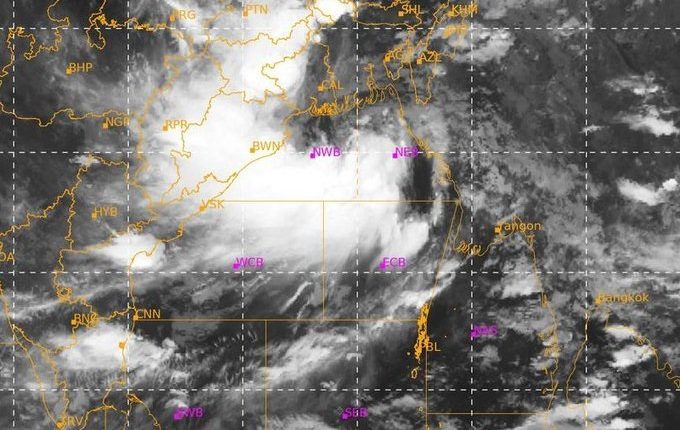 Low pressure over BOB concentrates into depression, heavy rain 