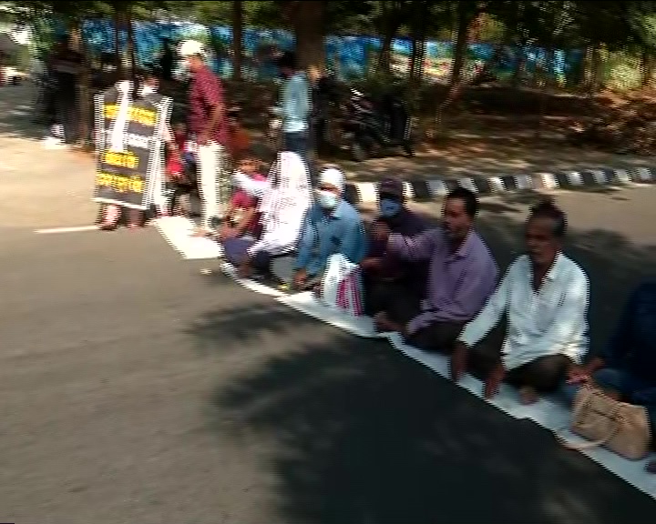 Kidney patients stage road blockade near Health Minister’s residence in Bhubaneswar