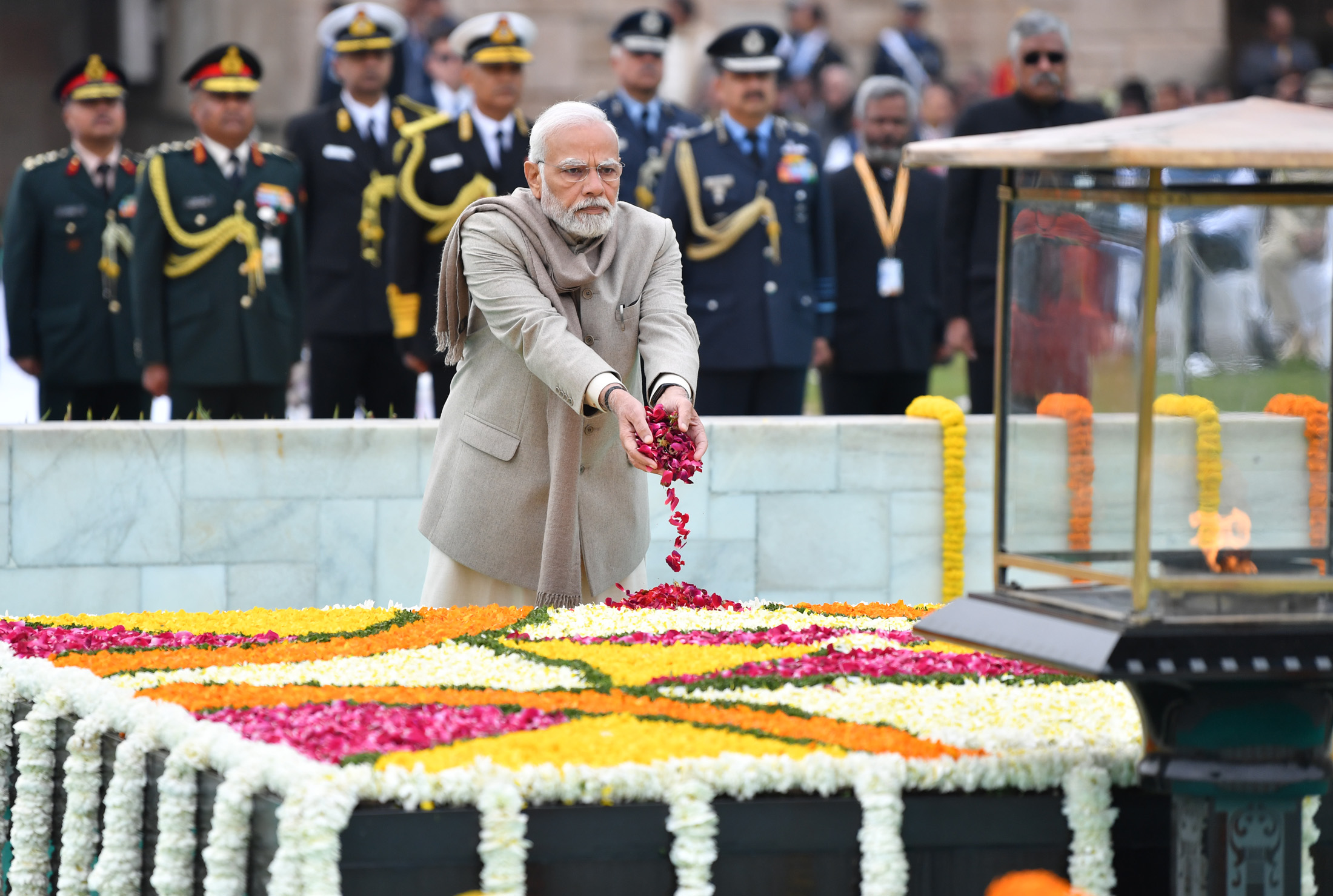 PM bows to Mahatma Gandhi on his Punya Tithi