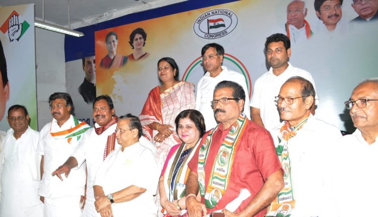 Late MP Pyarimohan Mohapatra’s daughter Sikta Pati joins Congress 