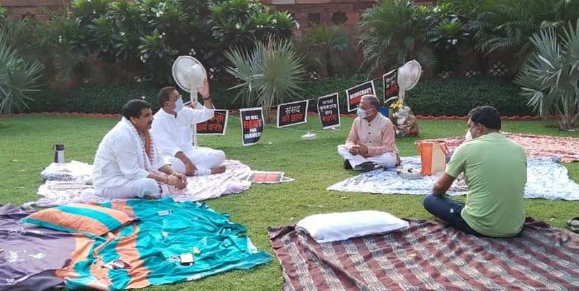 ଆନେ୍ଦାଳନରତ ସାଂସଦଙ୍କୁ ଚା’ ପିଆଇଲେ ହରିବଂଶ : ମୋଦିଙ୍କ ପ୍ରଶଂସା