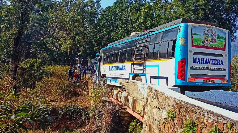 ପୋଲ କାନ୍ଥରେ ଧକ୍କା ହେଲା ଯାତ୍ରୀବାହୀ ବସ