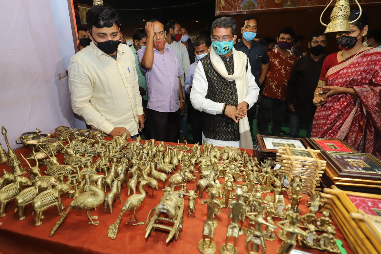 ଓଡ଼ିଶାର ହସ୍ତଶିଳ୍ପ ଓ ବୟନଶିଳ୍ପର ଚାହିଦା ବଢାଇବା ପାଇଁ ଭୋକାଲ୍ ଫର୍ ଲୋକାଲ୍ ହେବାକୁ ପଡିବ : ଧର୍ମେନ୍ଦ୍ର ପ୍ରଧାନ