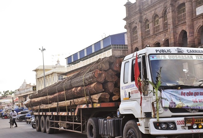 ପୁରୀ ଅଭିମୁଖେ ରଥ କାଠ