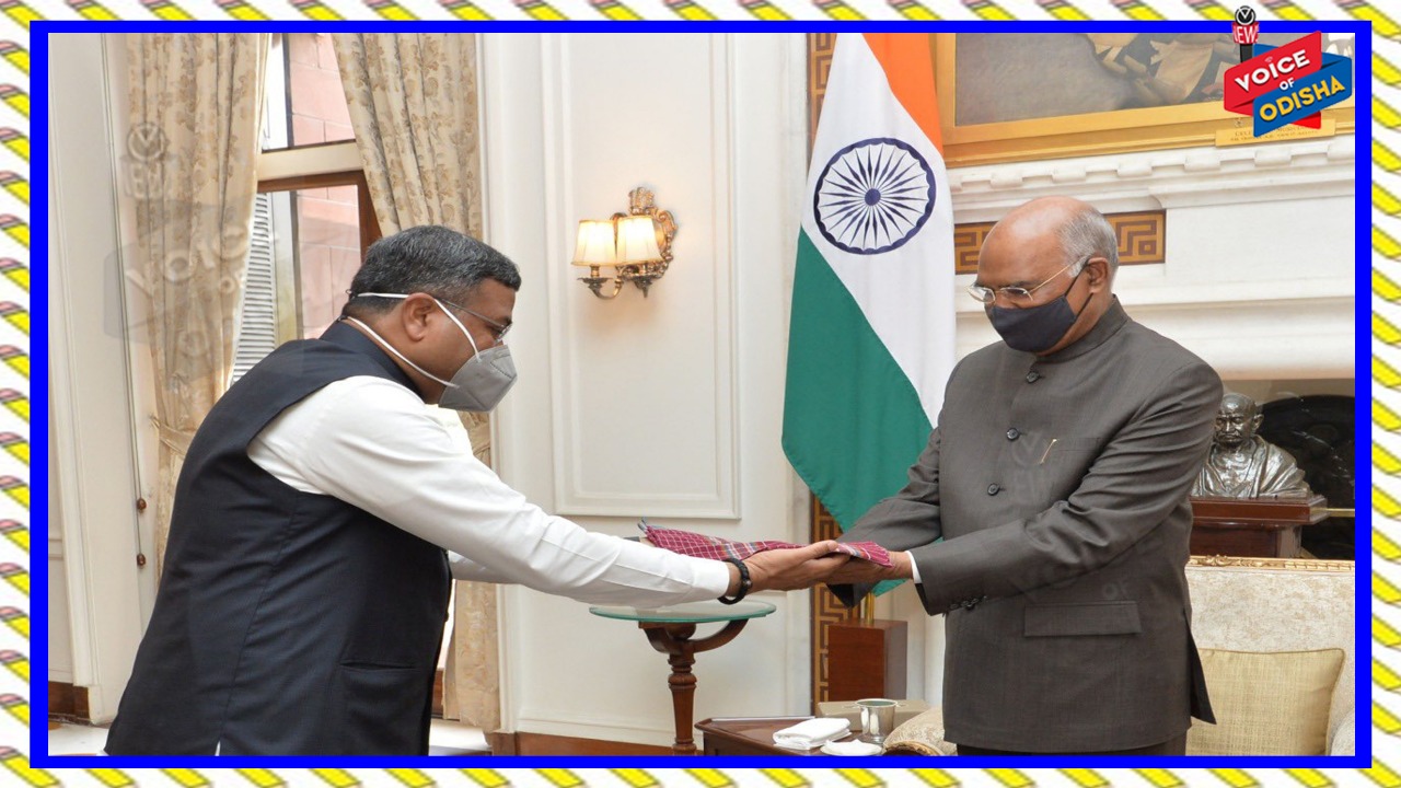 ପାରମ୍ପାରିକ ଗାମୁଛା ଦେଇ ଔପଚାରିକ ଭାବେ ରାଷ୍ଟ୍ରପତିଙ୍କୁ ଓଡିଶା ଗସ୍ତ ପାଇଁ ନିମନ୍ତ୍ରଣ କଲେ କେନ୍ଦ୍ରମନ୍ତ୍ରୀ ଧର୍ମେନ୍ଦ୍ର ପ୍ରଧାନ