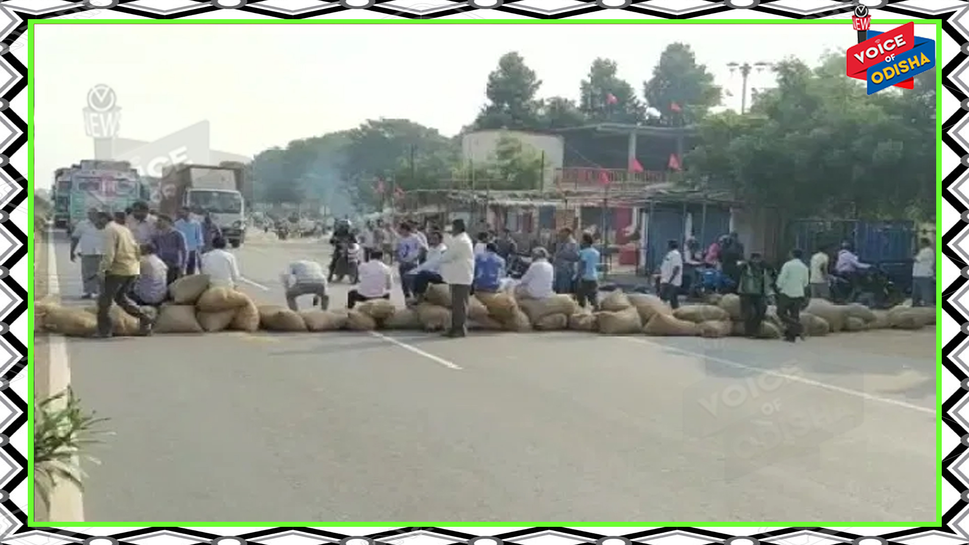 ଧାନ ବସ୍ତା ରଖି ରାସ୍ତା ଅବରୋଧ