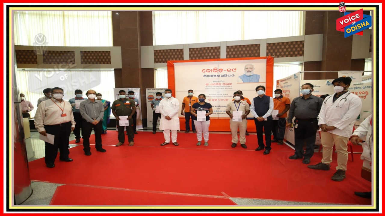 ତୈଳ ଓ ଗ୍ୟାସ ବିତରଣ କରୁଥିବା କୋଭିଡ୍ ଯୋଦ୍ଧାଙ୍କ ସ୍ୱାସ୍ଥ୍ୟ ଓ ସୁରକ୍ଷାକୁ ସୁନିଶ୍ଚିତ କରିବା ଲକ୍ଷ୍ୟ - ଧର୍ମେନ୍ଦ୍ର