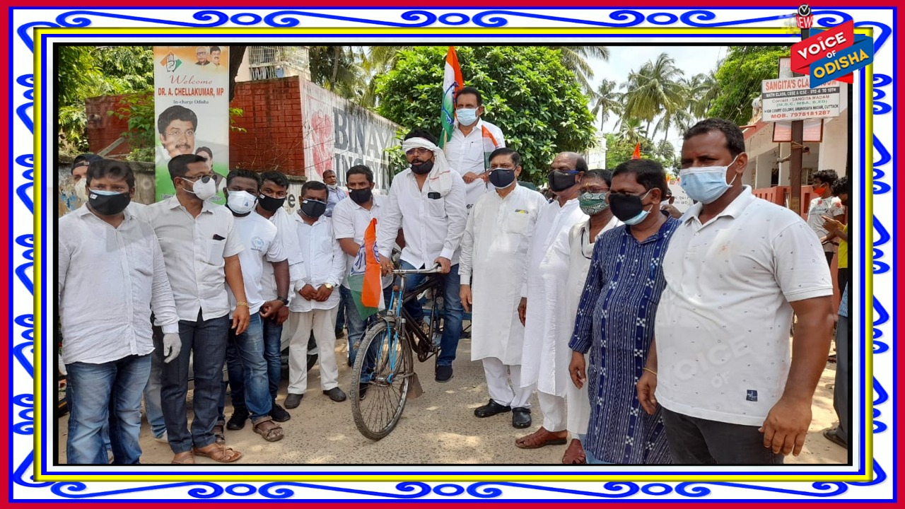 ରିକ୍ସା ଓ ସାଇକେଲା ଚଲାଇ ପ୍ରତିବାଦ କଲା କଟକ ଜିଲ୍ଲା କଂଗ୍ରେସ