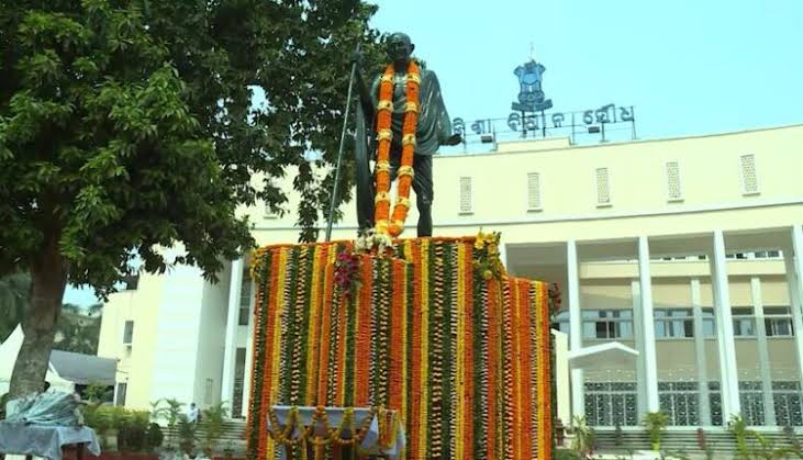 ଗାନ୍ଧି ମୂର୍ତ୍ତି ତଳେ ବିଜେଡି ଦେଲା ଧାରଣା 