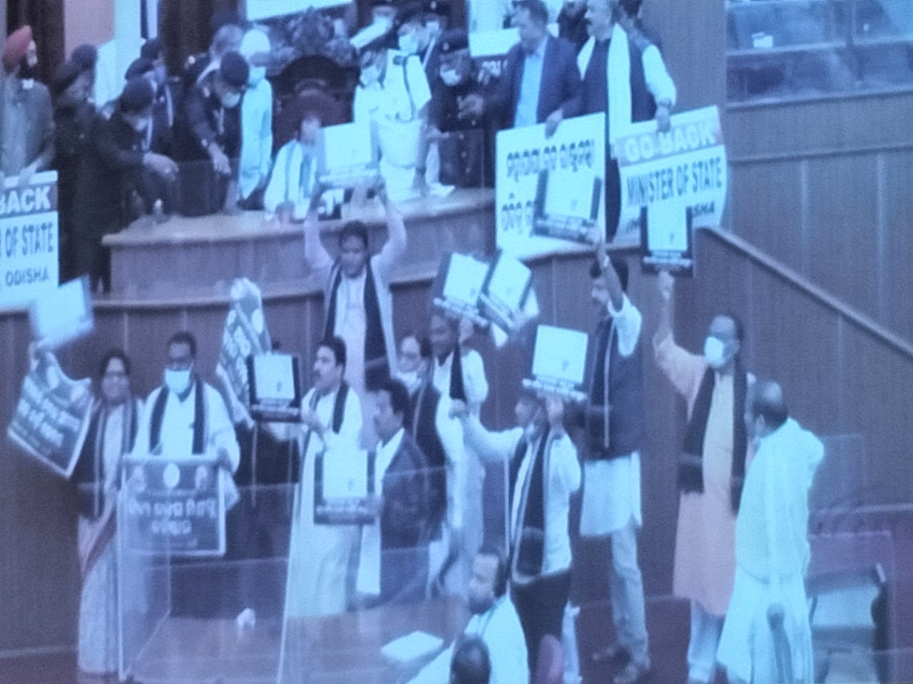 ସେଇ ନାରାବାଜି, ହଟ୍ଟଗୋଳ, ଗୃହ ମୁଲତବି 