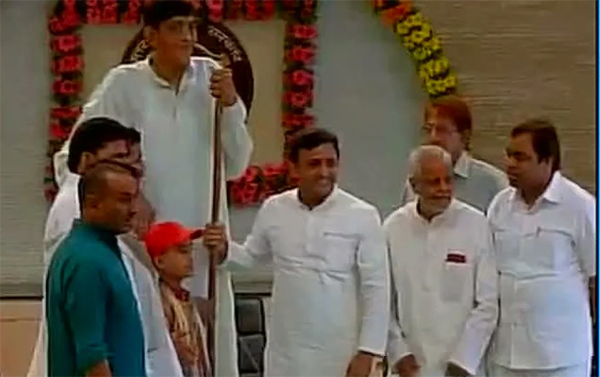 ସପାରେ ସାମିଲ ହେଲେ ଦେଶର ସବୁଠାରୁ ଲମ୍ବା ବ୍ୟକ୍ତି