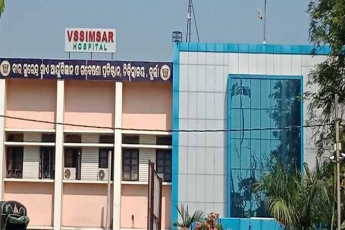 ୩ମହଲାରୁ ଡେଇଁଲେ ଡାକ୍ତରୀ ଛାତ୍ରୀ