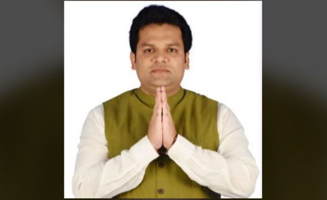 ପ୍ରଚାରକୁ ଆସିଥିବା ବିଧାୟକଙ୍କୁ ଘେରିଲେ ଲୋକେ, ବାତ୍ୟା, କରୋନା ବେଳେ କୁଆଡ଼େ ଥିଲ ବୋଲି ପଚାରିଲେ