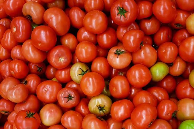 ଟମାଟୋ ଆକାଶ ଛୁଇଁଲା 