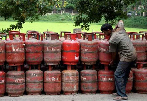 ଘରୋଇ ଗ୍ୟାସ୍ ସିଲିଣ୍ଡର ଦର ବଢ଼ିଲା