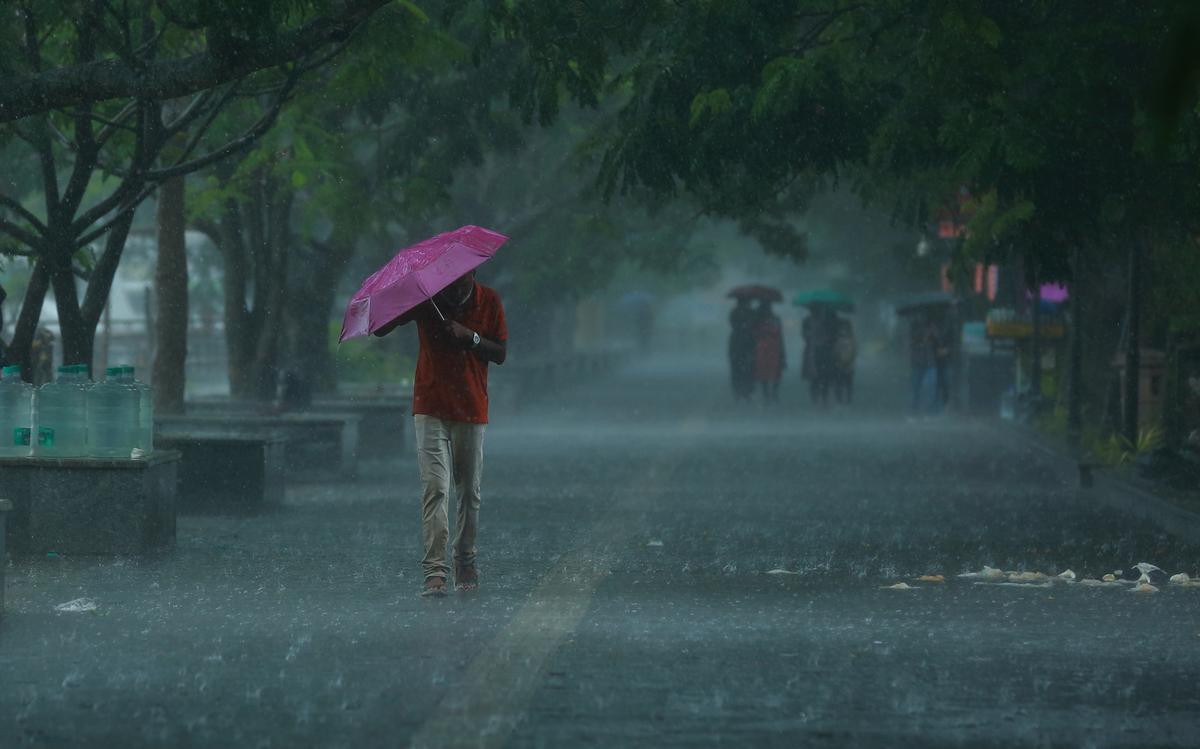 ଭୁବନେଶ୍ବର, କଟକରେ ଘଡ଼ଘଡ଼ି ସହ ପ୍ରବଳ ବର୍ଷା
