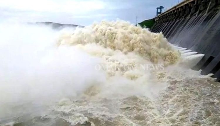 ହୀରାକୁଦର ୪୦ଗେଟ୍‌ ଦେଇ ଆସୁଛି ବନ୍ୟାଜଳ 