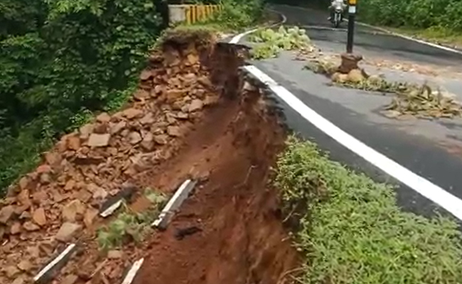 ଦାରିଂବାଡିରେ ଭୂସ୍ଖଳନ, ବିପଦସଙ୍କୁଳ ଅବସ୍ଥାରେ  ଘାଟି ରାସ୍ତା