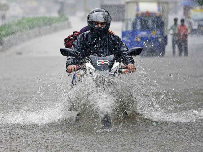 ବର୍ଷାରେ ଡ୍ରାଇଭ କଲାବେଳେ ଏହି ସବୁ କଥା ଧ୍ୟାନରେ ରଖନ୍ତୁ