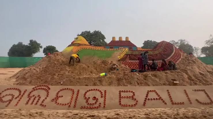 କଟକ ବାଲିଯାତ୍ରା ପଡିଆରେ ମନ ମୋହୁଛି ବାଲୁକା କଳା 