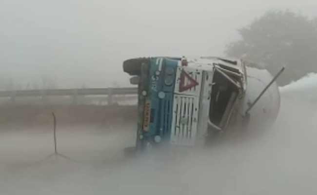 ଓଳଟିଲା ଗ୍ୟାସ ବୋଝେଇ ଟ୍ୟାଙ୍କର , ଚାରିଆଡେ ଧୂଆଁମୟ