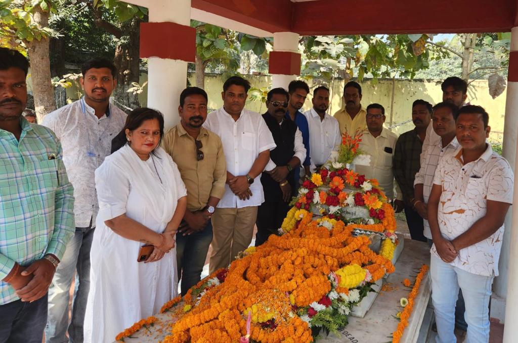 କଟକ ଜିଲ୍ଲା କଂଗ୍ରେସ  ପକ୍ଷରୁ ମଧୁବାବୁଙ୍କ ସମାଧିପୀଠ ପୁଷ୍ପମାଲ୍ୟ ଅର୍ପଣ