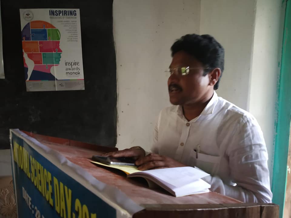 ପିଲାଙ୍କୁ ପଢ଼ାଇଲେ ବିଧାୟକ : ଛାତ୍ରଛାତ୍ରୀଙ୍କୁ ପଣିକିଆ ପଚାରିଲେ, ଗଣିତ ସୂତ୍ର ବତାଇଲେ