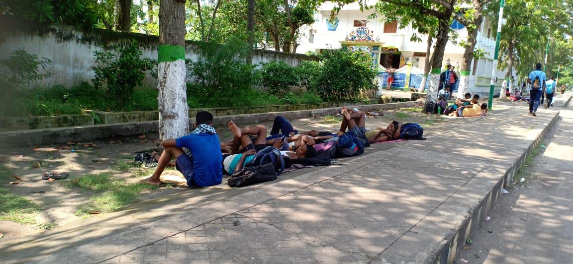 ପେଟ ପାଇଁ ନାଟ, ଆଶ୍ରା ପାଲଟିଛି  ଫୁଟପାଥ୍