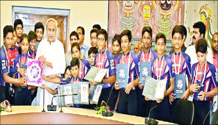 ଗିନିଜ୍ ବୁକ୍ ଅଫ ୱାର୍ଲ୍ଡ ରେକର୍ଡରେ ସ୍ଥାନ ପାଇଥିବା ସ୍ଲେଟିଂ ଏକାଡେମୀର କ୍ରୀଡ଼ାବିତ୍ ମାନଙ୍କୁ ମୁଖ୍ୟମନ୍ତ୍ରୀଙ୍କ ସମ୍ବର୍ଦ୍ଧନା