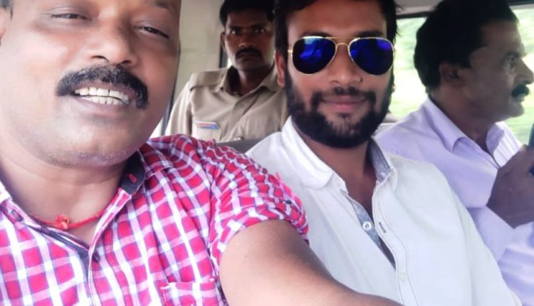 ଅଭିଯୁକ୍ତଙ୍କ ସହ ସେଲ୍ଫି  ଉଠାଇବା ଥାନା ଅଧିକାରୀଙ୍କୁ ମହଙ୍ଗା ପଡ଼ିଲା