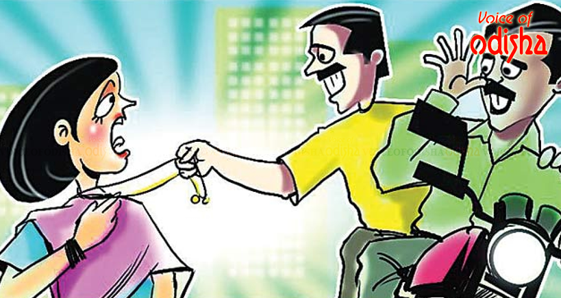 ୨ ମହିଳାଙ୍କଠାରୁ ସୁନାଚେନ୍‌ ଲୁଟ୍‌