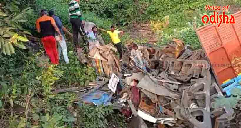 ଘାଟିରୁ ୫୦ ଫୁଟ ତଳକୁ ଖସିଲା ଟ୍ରକ୍‌