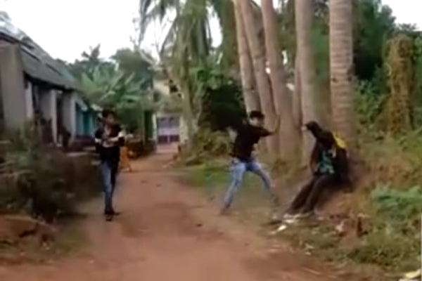 ଯୁବକଙ୍କୁ ଗଛରେ ବାନ୍ଧି ମାଡ଼