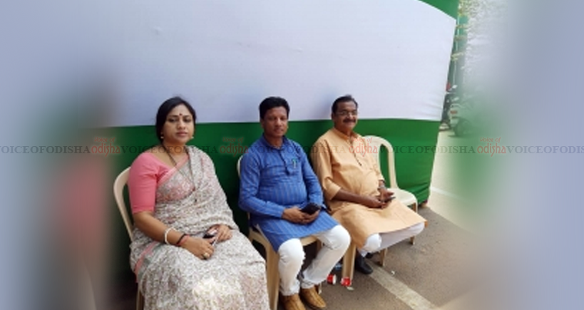  ନବୀନ ନିବାସ ସାମ୍ନାରେ ଲେଖାଶ୍ରୀ ଓ ସମୀର ମହାନ୍ତି