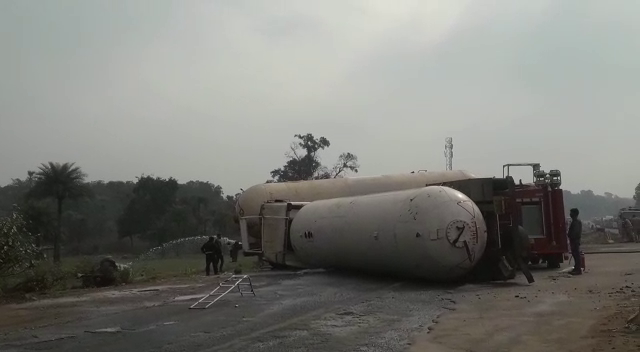 ଭାରସାମ୍ୟ ହରାଇ ଓଲଟିଲା ଗ୍ୟାସ୍ ଟ୍ୟାଙ୍କର, ୫ଟି ଗାଁରେ ଆତଙ୍କ ।