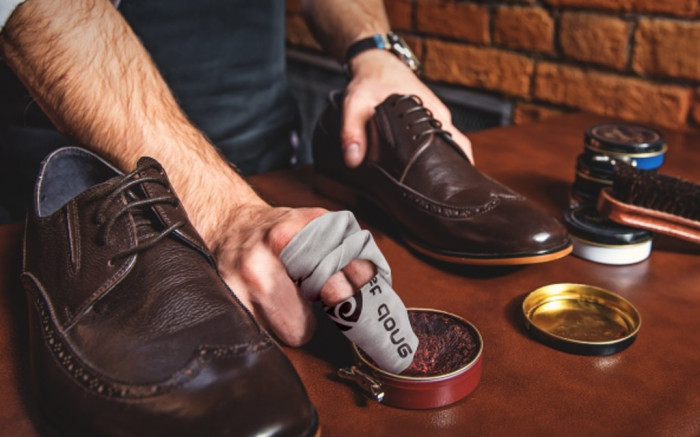 ବିଦ୍ୟାଳୟ ଚଳାଇବା ପାଇଁ କରନ୍ତି ଜୋତା ପଲିସ୍ । 