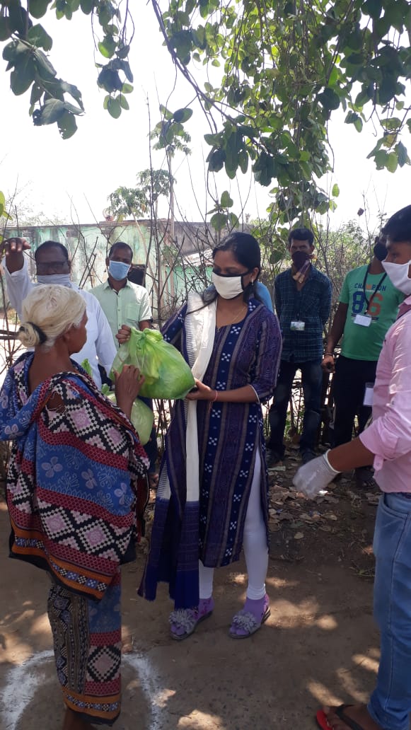 ତହସିଲଦାରଙ୍କ ଶୁଖିଲାଖାଦ୍ୟ ବଣ୍ଟନ