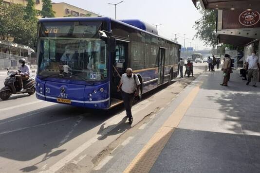 ଦିଲ୍ଲୀରେ ଗଡ଼ିବ ବସ, ଅଟୋ |