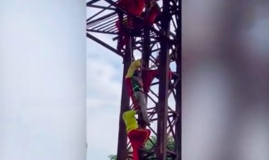 Balasore man climbs ad hoarding in Bhubaneswar, threatens to jump