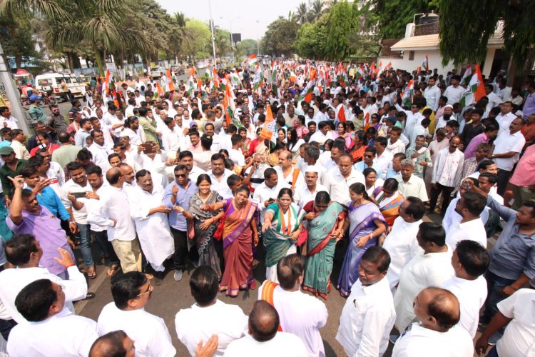 ଆଦାନୀ ମହାଘୋଟାଲାର ଜେପିସି ତଦନ୍ତ ଦାବିରେ କଂଗ୍ରେସର ରାଜଭବନ ଚଲୋ