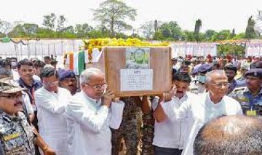 ସଲାମ: ସହିଦଙ୍କ ପାର୍ଥିବ ଶରୀରକୁ କାନ୍ଧ ଦେଲେ ମୁଖ୍ୟମନ୍ତ୍ରୀ