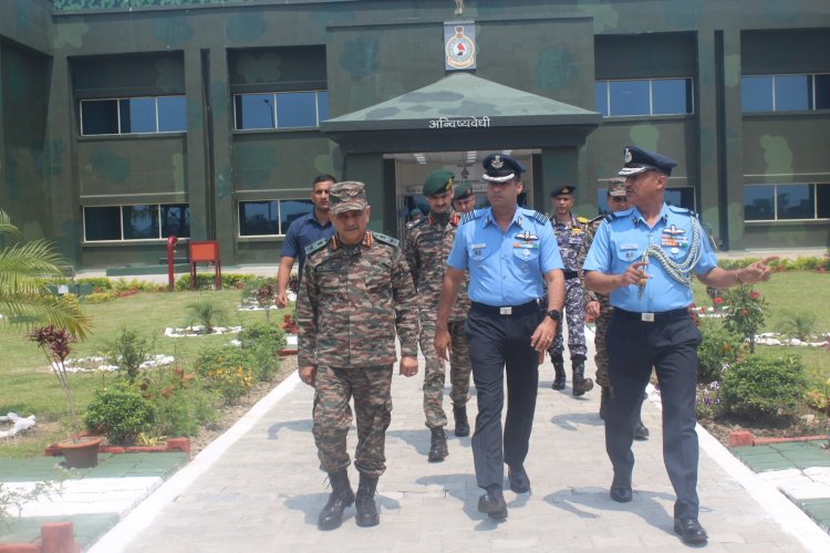 Chief of Defence Staff visits forward areas in North Bengal & HQs Trishakti Corps of Indian Army