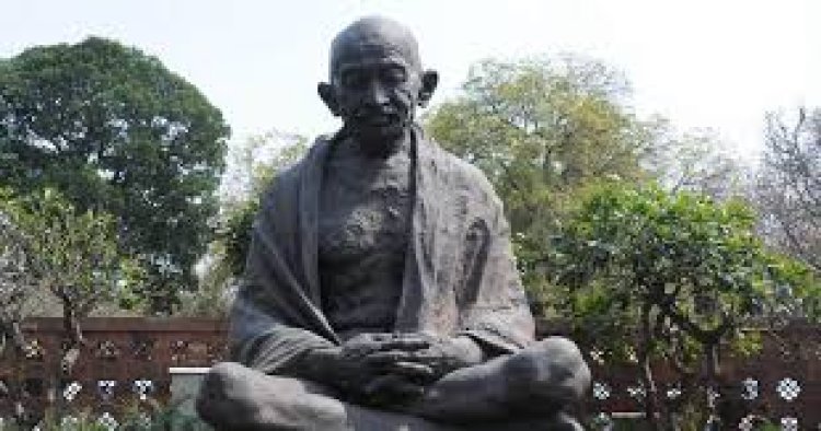 ଅହିଂସା ପୂଜାରୀ ଗାନ୍ଧୀଙ୍କ ପ୍ରତିମୂର୍ତ୍ତି ଉନ୍ମୋଚନରେ ଅଣ୍ଡା ମାଡକୁ ନିନ୍ଦା